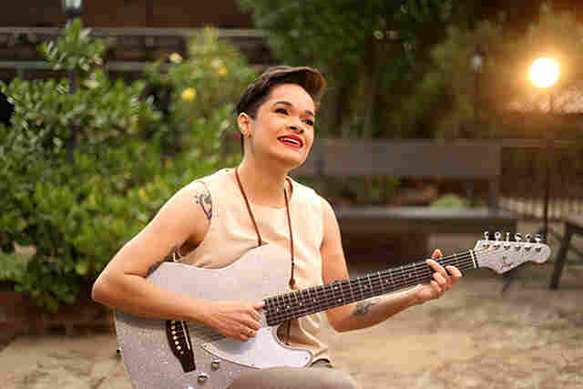 Cantora corumbaense Jacqueline Costa lan&ccedil;a novo single "Desenho em Aquarela"