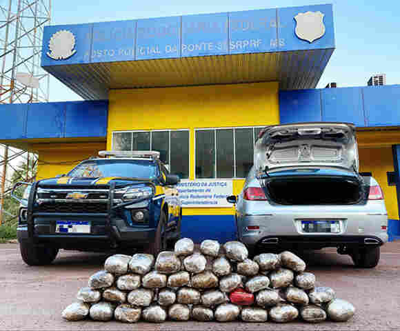 PRF apreende 23 Kg de maconha em ve&iacute;culo com tr&ecirc;s passageiros em Corumb&aacute;