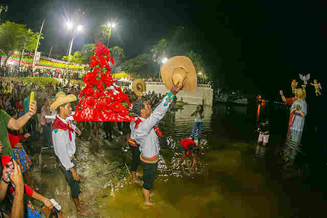 Banho de S&atilde;o Jo&atilde;o: domingo &eacute; dia da descida dos Andores e show do Bonde do Forr&oacute;