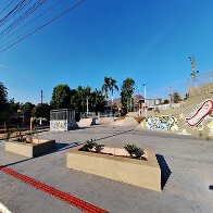 Prefeito entrega pra&ccedil;a poliesportiva com pistas de caminhada e skate no bairro Previsul