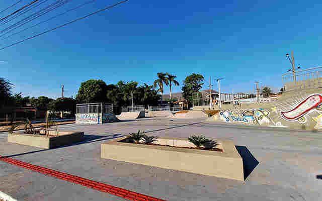 Prefeito entrega pra&ccedil;a poliesportiva com pistas de caminhada e skate no bairro Previsul