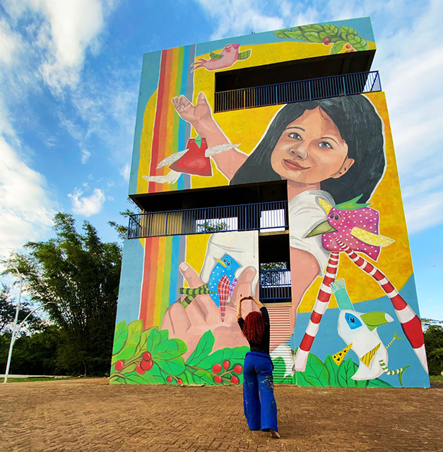 Com cores, passarinhos e tecnologia, muralista transforma o principal parque de Ponta Por&atilde;
