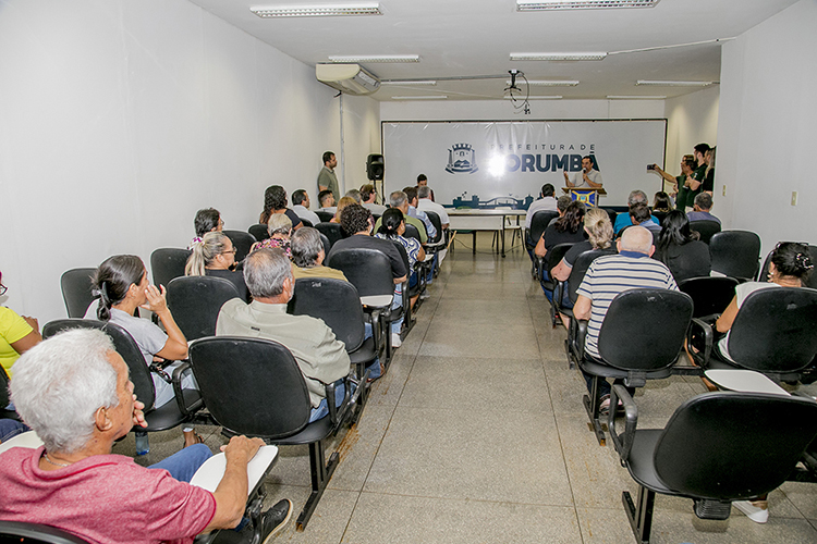 Prefeito entrega t&iacute;tulos definitivos para moradores do Conjunto J&uacute;lio Em&iacute;lio Ismael