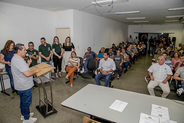 Prefeito entrega t&iacute;tulos definitivos para moradores do Conjunto J&uacute;lio Em&iacute;lio Ismael