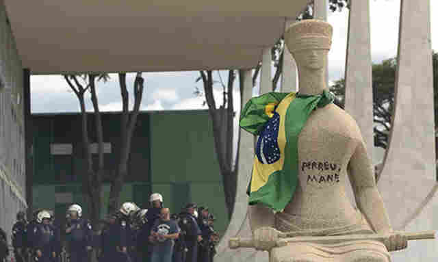 PGR denuncia mulher que escreveu Perdeu, man&eacute; em est&aacute;tua no STF