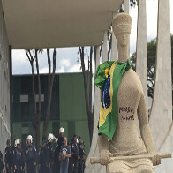 PGR denuncia mulher que escreveu Perdeu, man&eacute; em est&aacute;tua no STF