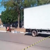 Mulher morre em acidente entre moto e caminh&atilde;o na Avenida 14 de mar&ccedil;o em Lad&aacute;rio 