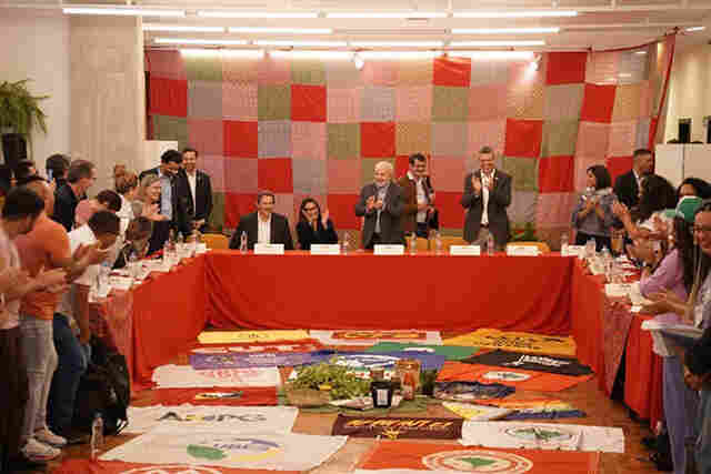 Movimentos reconhecem import&acirc;ncia simb&oacute;lica de primeiro encontro com Lula 3