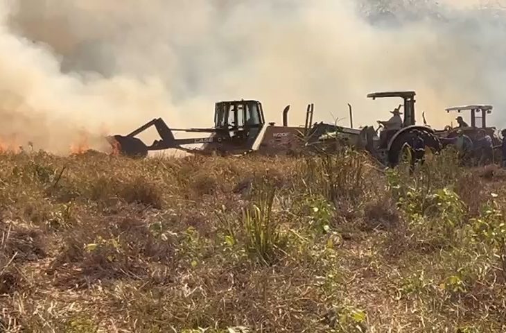 Inc&ecirc;ndio que teve in&iacute;cio em caminh&atilde;o atolado se alastra e mobiliza equipes no Pantanal