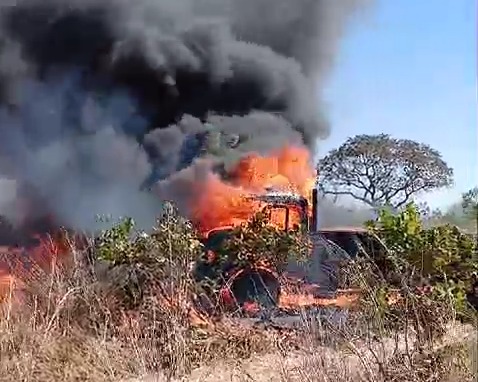 Bombeiros atuam h&aacute; quatro dias para conter inc&ecirc;ndio iniciado por caminh&atilde;o e monitoram foco na Bol&iacute;via