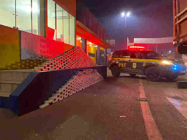 Durante sinaliza&ccedil;&atilde;o na pista devido aos inc&ecirc;ndios, PRF apreende 413 Kg de coca&iacute;na na BR-262