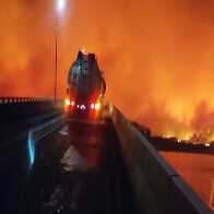 Inc&ecirc;ndio consome vegeta&ccedil;&atilde;o no Porto Morrinho e caminh&atilde;o tanque fica preso em cima da ponte 