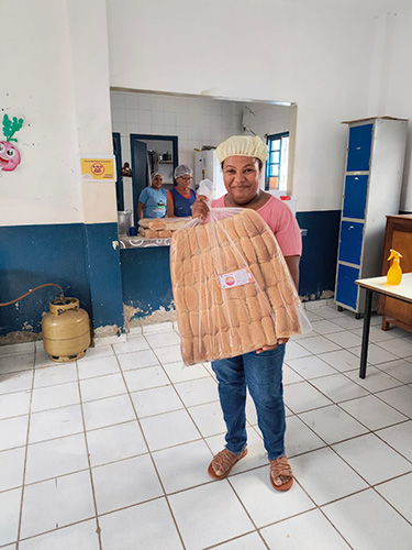 Em a&ccedil;&atilde;o in&eacute;dita, queijo e p&atilde;o da agricultura familiar refor&ccedil;am merenda da REME