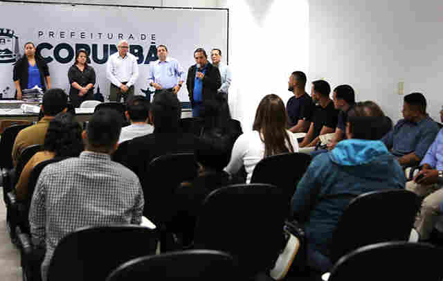 Prefeito empossa 41 aprovados no Concurso P&uacute;blico de Provas e T&iacute;tulos 2024 da Prefeitura de Corumb&aacute;