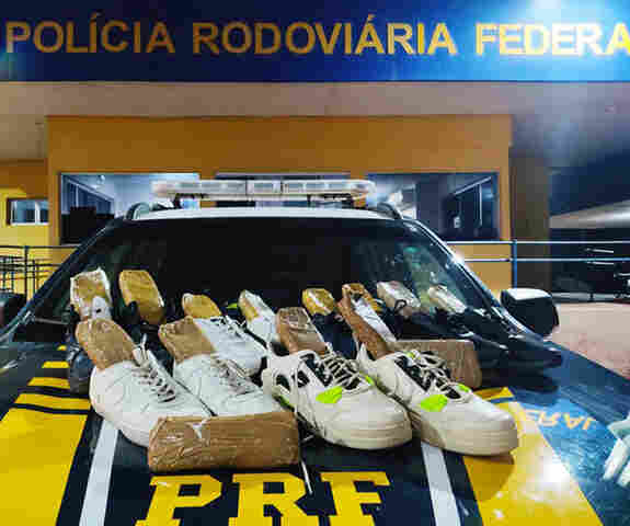 PRF apreende 4,9 kg coca&iacute;na dentro do t&ecirc;nis de cinco passageiros de um &ocirc;nibus na BR-262