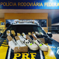 PRF apreende 4,9 kg coca&iacute;na dentro do t&ecirc;nis de cinco passageiros de um &ocirc;nibus na BR-262
