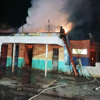 Pequeno com&eacute;rcio pega fogo durante a madrugada no bairro Popular Velha em Corumb&aacute;