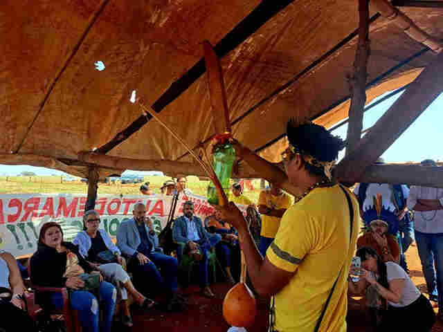 Ind&iacute;genas denunciam envenenamento de &aacute;gua e exigem fim de acampamento de fazendeiros a autoridades em visita ao MS