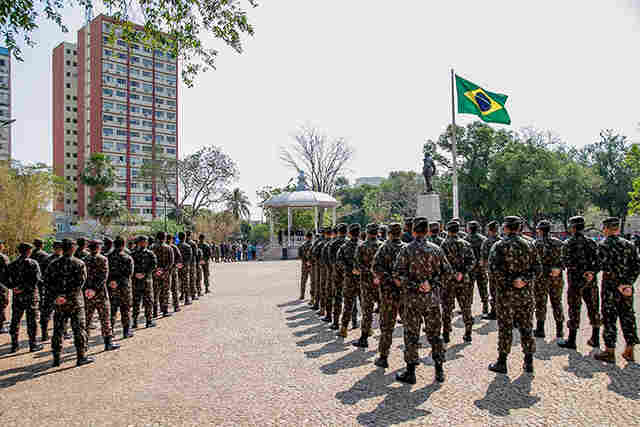 Hasteamento do Pavilh&atilde;o Nacional no Jardim da Independ&ecirc;ncia abre Semana da P&aacute;tria em Corumb&aacute;