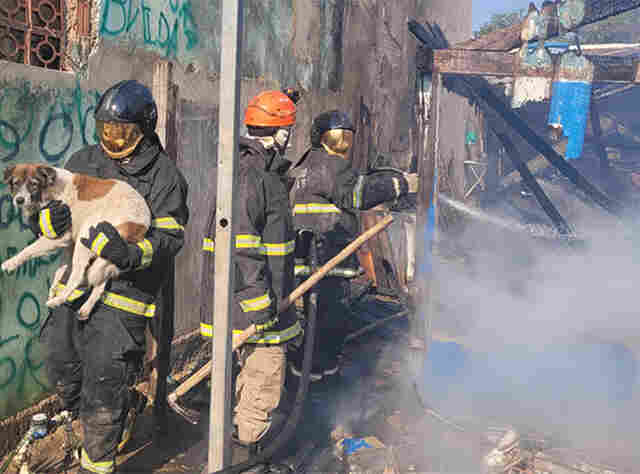 Casa fica destru&iacute;da ap&oacute;s inc&ecirc;ndio no bairro Centro Am&eacute;rica em Corumb&aacute;