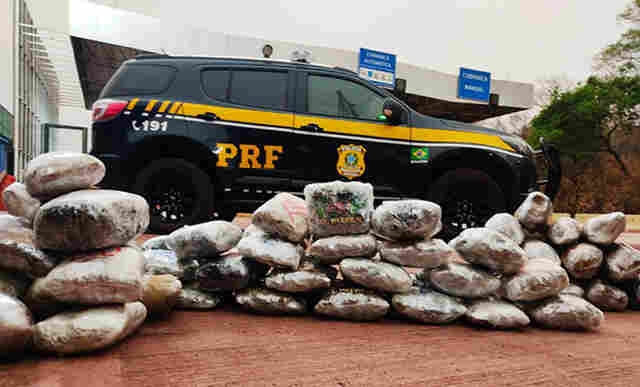 PRF apreende 49,5 kg de skunk em caminh&atilde;o de mudan&ccedil;as em Corumb&aacute;