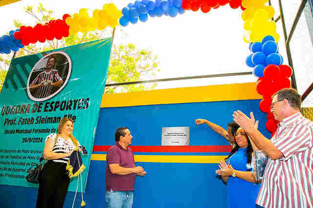 Com homenagem ao professor Fateh Sleiman, prefeito entrega quadra da Escola Fernando de Barros