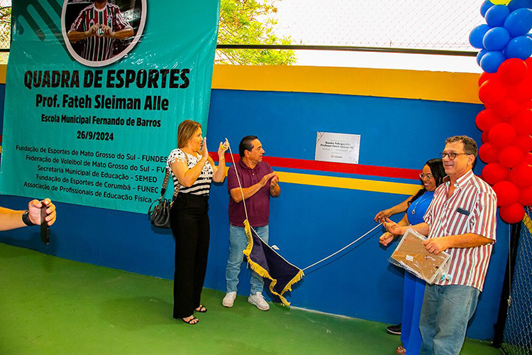 Com homenagem ao professor Fateh Sleiman, prefeito entrega quadra da Escola Fernando de Barros