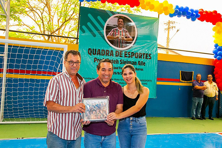 Com homenagem ao professor Fateh Sleiman, prefeito entrega quadra da Escola Fernando de Barros