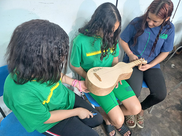 Patrim&ocirc;nio 67: Crian&ccedil;as conhecem viola de cocho por meio de oficina de educa&ccedil;&atilde;o patrimonial