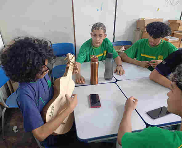 Patrim&ocirc;nio 67: Crian&ccedil;as conhecem viola de cocho por meio de oficina de educa&ccedil;&atilde;o patrimonial