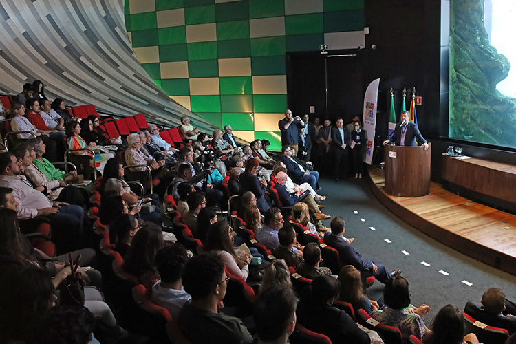Bi&oacute;logo, especialista em fotografia ambiental, recebe homenagem durante evento do CRBio, no Bioparque Pantanal