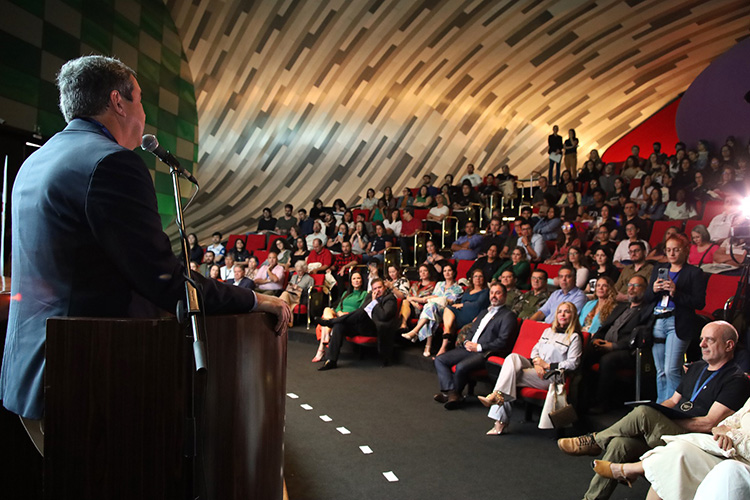 Biólogo, especialista em fotografia ambiental, recebe homenagem durante evento do CRBio, no Bioparque Pantanal