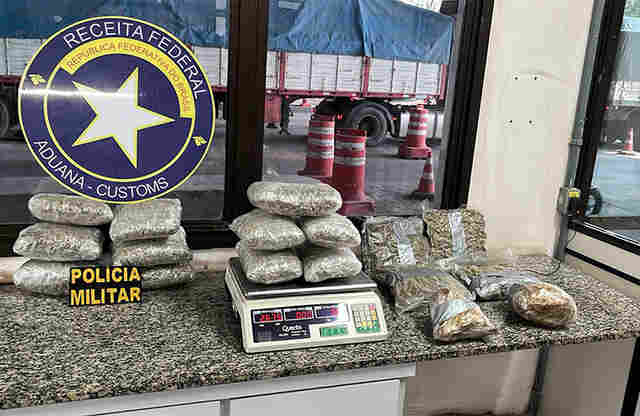 For&ccedil;as de seguran&ccedil;a apreendem 9 kg de maconha e c&aacute;psulas de coca&iacute;na em &ocirc;nibus clandestino