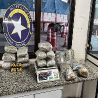 For&ccedil;as de seguran&ccedil;a apreendem 9 kg de maconha e c&aacute;psulas de coca&iacute;na em &ocirc;nibus clandestino