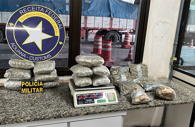 Forças de segurança apreendem 9 kg de maconha e cápsulas de cocaína em ônibus clandestino