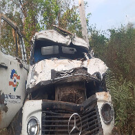 Tr&ecirc;s pessoas ficam feridas em acidente com caminh&atilde;o da Defesa Civil na Estrada Parque