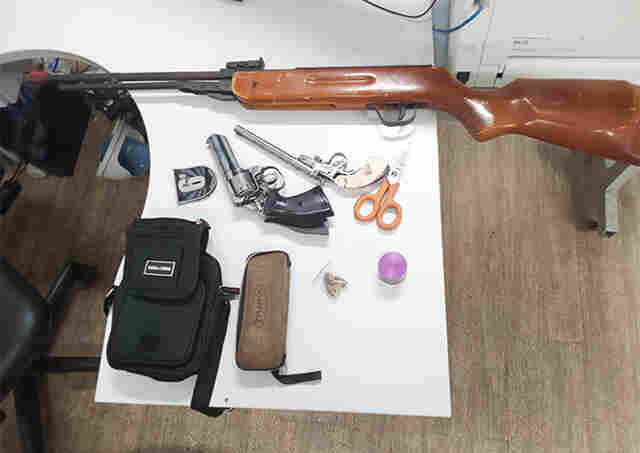 Pol&iacute;cia Militar em Lad&aacute;rio apreende armas e drogas na estrada da Codrasa