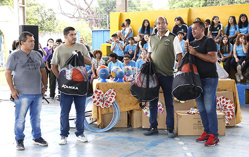 Prefeito entrega instrumentos musicais e materiais esportivos para todas as escolas da REME