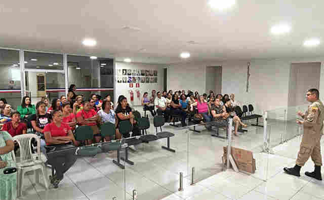 Professores da Rede Municipal de Ensino de Lad&aacute;rio Recebem Treinamento de Primeiros Socorros com o Corpo de Bombeiros