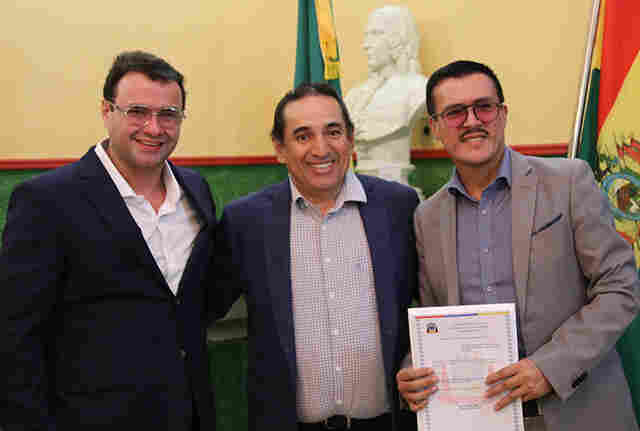 Prefeito homenageia ministro e ju&iacute;zes bolivianos com t&iacute;tulos de h&oacute;spede de honra