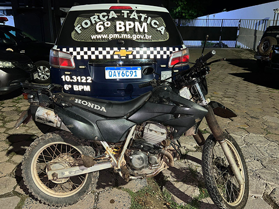 Motocicleta furtada é recuperada e suspeito é detido após tentativa de fuga em Corumbá