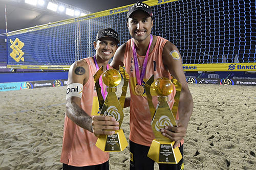Beneficiário do Bolsa Atleta, Arthur Mariano é campeão da temporada 2024 do Circuito Brasileiro de Vôlei de Praia