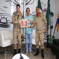 Comandante dos Bombeiros homenageia prefeito pela parceria com a institui&ccedil;&atilde;o