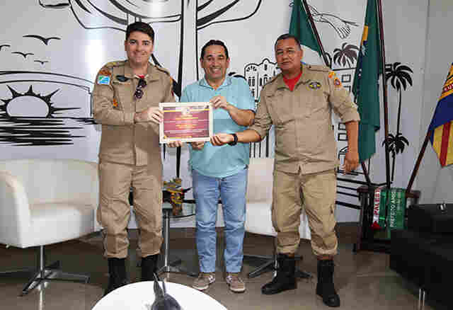 Comandante dos Bombeiros homenageia prefeito pela parceria com a institui&ccedil;&atilde;o