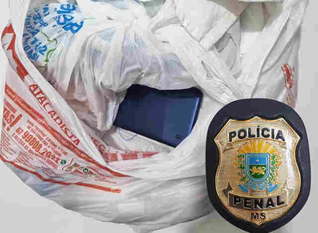 Policiais penais interceptam celular que estava com idosa para ser entregue no pres&iacute;dio masculino de Corumb&aacute;
