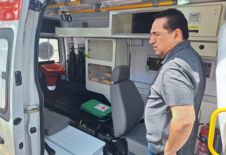 Prefeito recebe tr&ecirc;s novas ambul&acirc;ncias zero quil&ocirc;metro para atender exclusivamente o SAMU