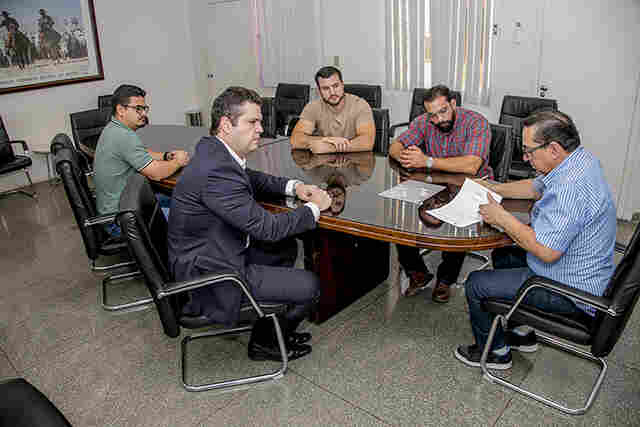 Prefeito Marcelo Iunes assina primeira PPP de ilumina&ccedil;&atilde;o p&uacute;blica do Mato Grosso do Sul