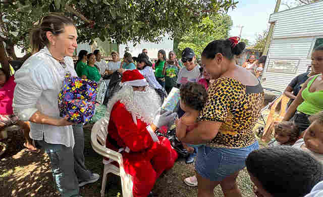 Com apoio do Corpo de Bombeiros Militar, M&ocirc;nica Riedel entrega brinquedos &agrave; crian&ccedil;as ribeirinhas