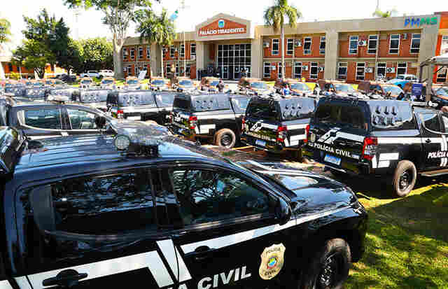 Para refor&ccedil;ar seguran&ccedil;a em 58 munic&iacute;pios, Governo de MS entrega 77 viaturas &agrave; PM e Pol&iacute;cia Civil