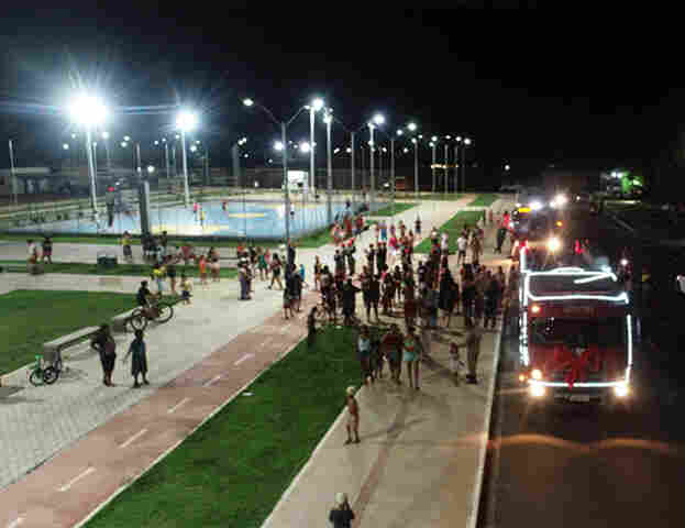Corpo de Bombeiros e Instituto Novo Olhar encantam Corumb&aacute; com Papai Noel 